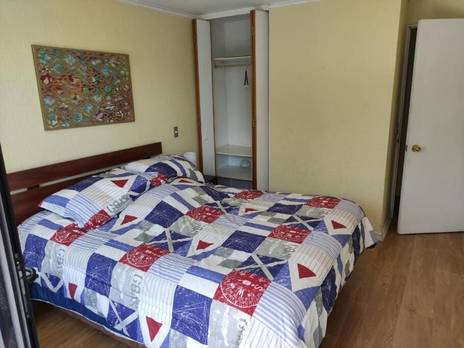 Photo of the whole room, Bedroom