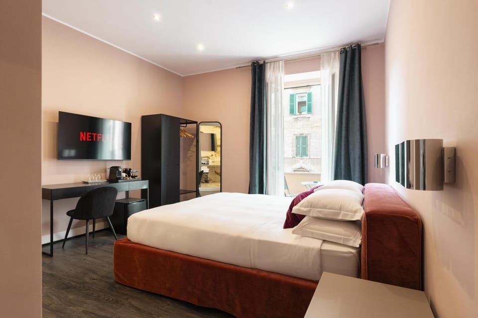 Bed, TV and multimedia, Coffee/tea facilities, Photo of the whole room, Seating area, Bedroom, minibar, wardrobe