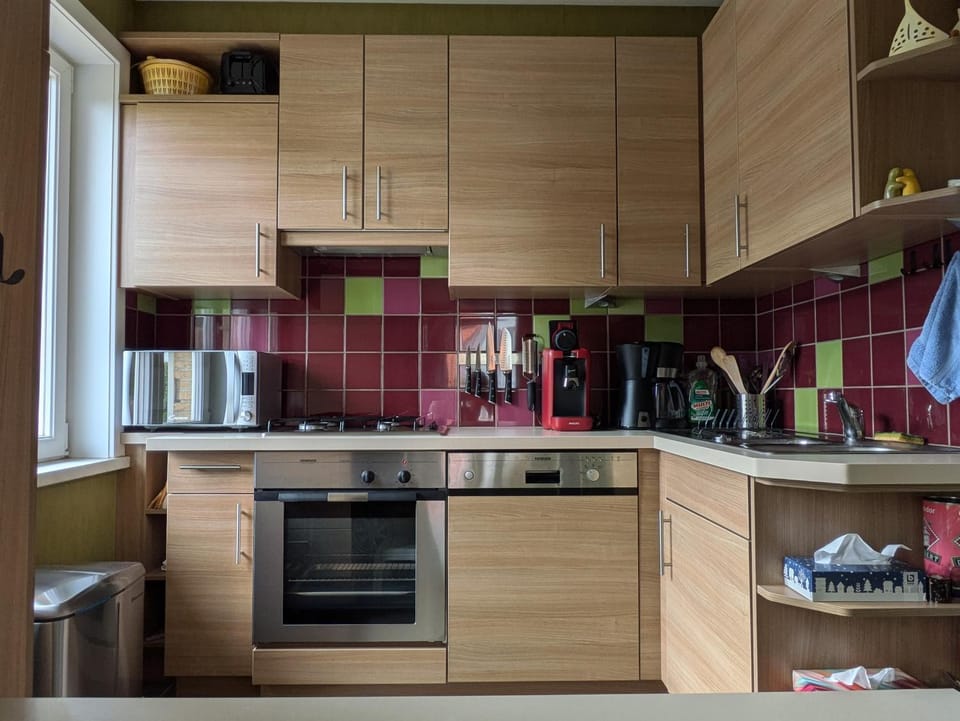 Coffee/tea facilities, Kitchen or kitchenette, dishwasher, oven, stove, toaster