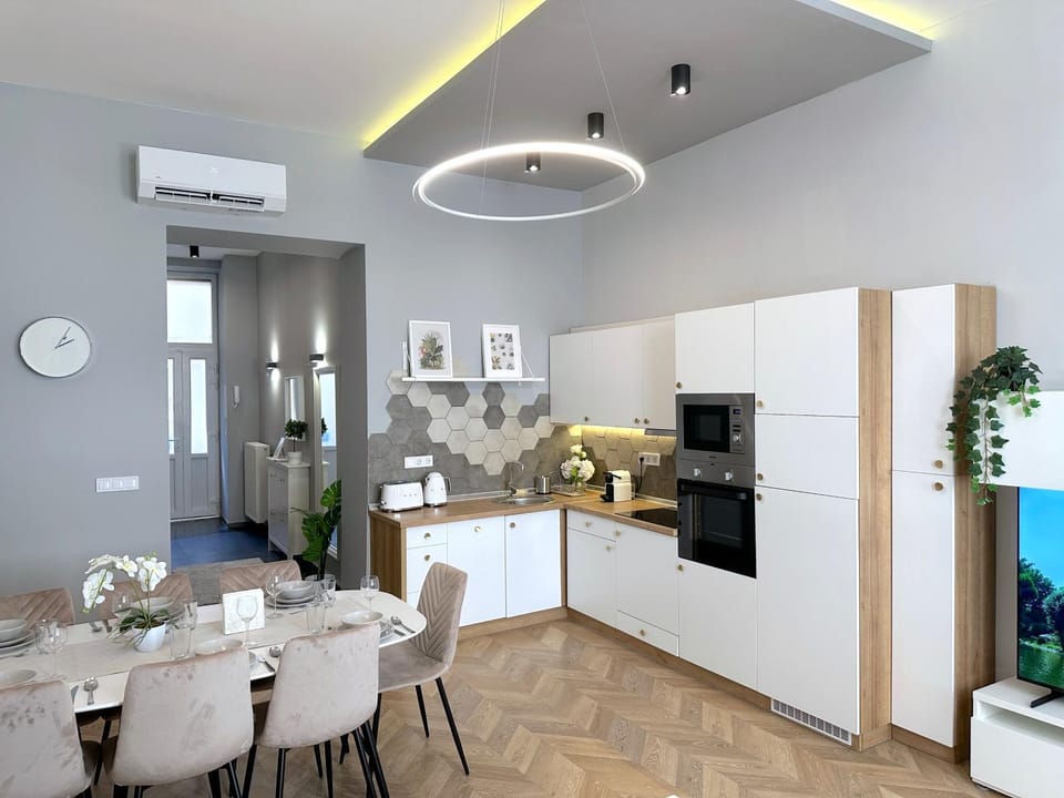 Kitchen or kitchenette, oven, pet friendly, stove, air conditioner