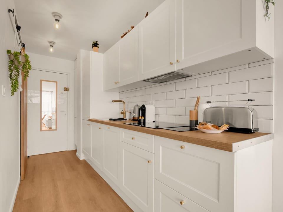 Coffee/tea facilities, Kitchen or kitchenette, dishwasher, microwave, oven, stove, toaster, washing machine