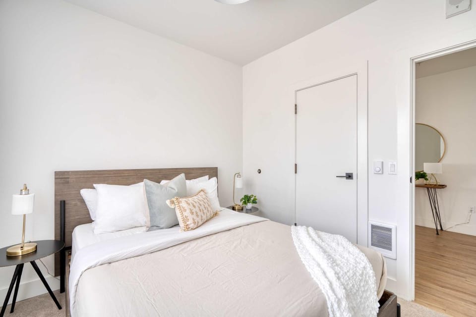 Stay Portland - City Serenity- Stylish 2-Bed Alberta Haven Apartment in Portland