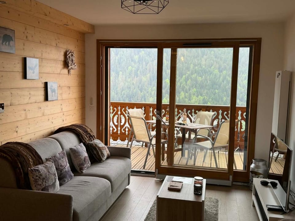 Communal lounge/ TV room, TV and multimedia, View (from property/room), Balcony/Terrace, Living room, Seating area, Evening entertainment, Mountain view