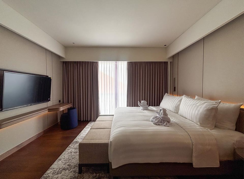 Bed, TV and multimedia, Bedroom