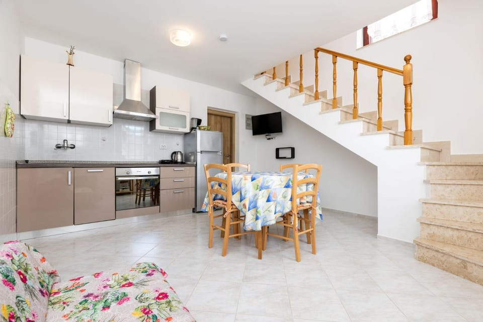 TV and multimedia, Kitchen or kitchenette, Living room, Seating area, Dining area, dishwasher, stove