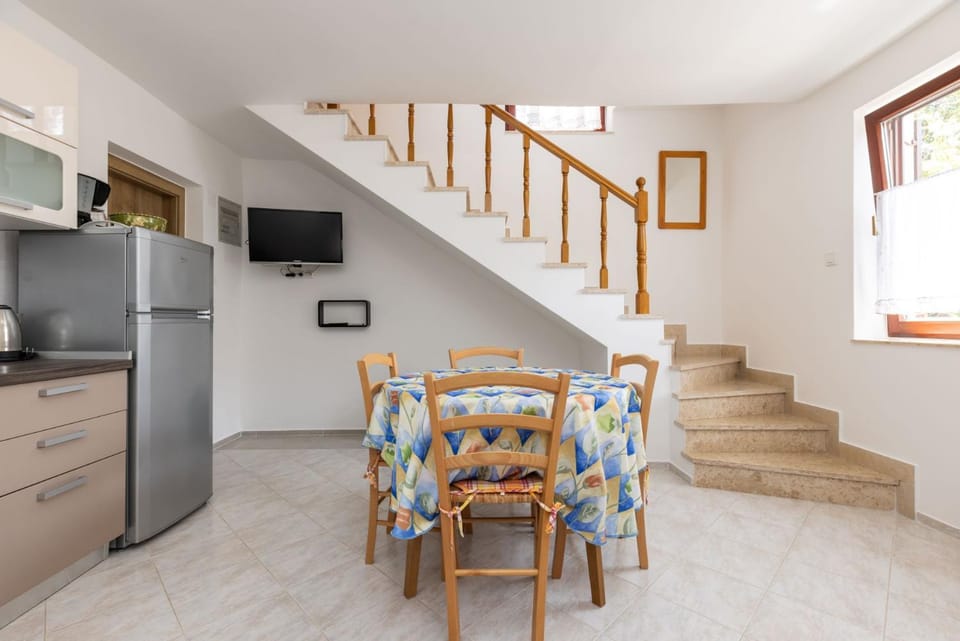 TV and multimedia, Kitchen or kitchenette, Living room, Seating area, Dining area