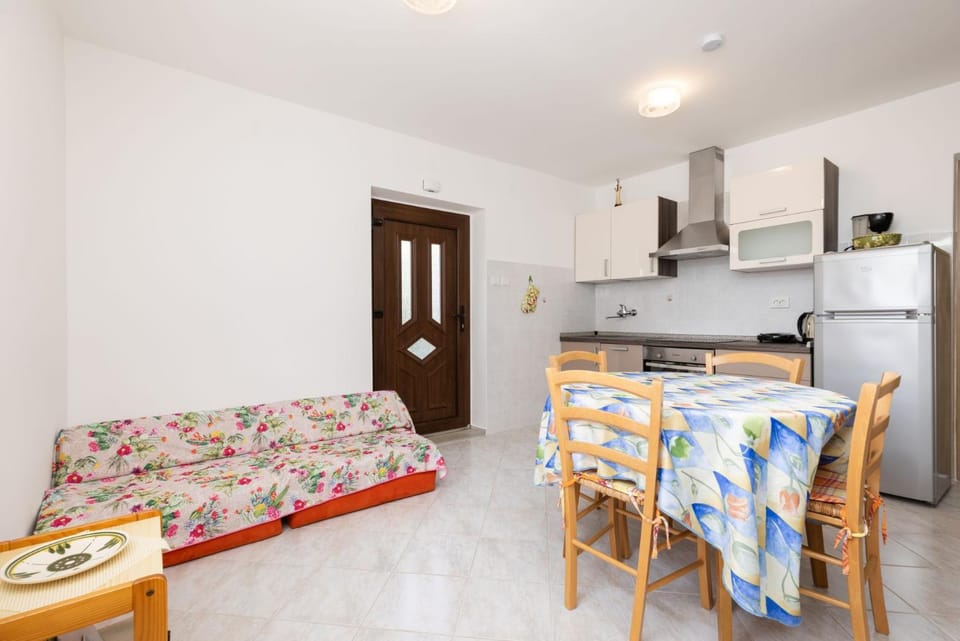 Kitchen or kitchenette, Living room, Seating area, Dining area, dishwasher, oven, stove