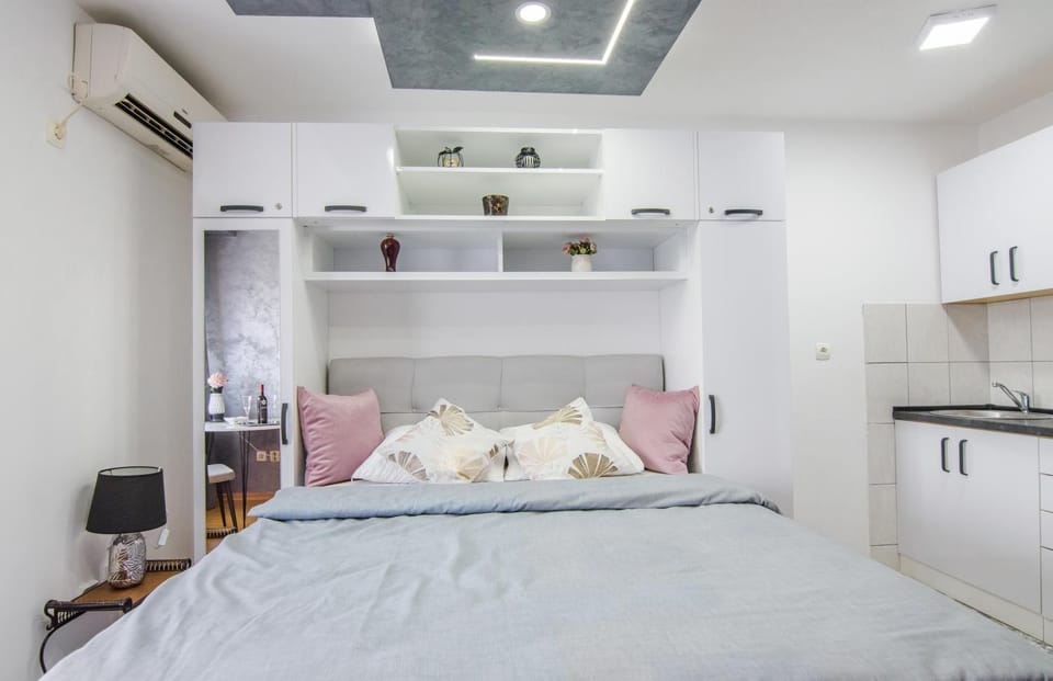 Bed, Kitchen or kitchenette, Photo of the whole room, Bedroom, internet, minibar, air conditioner