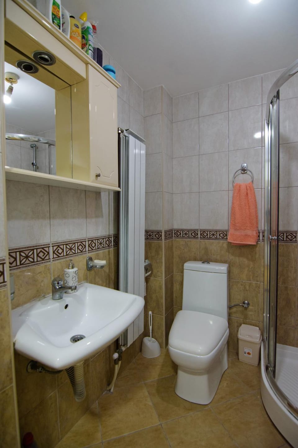 Shower, Toilet, Bathroom, towels