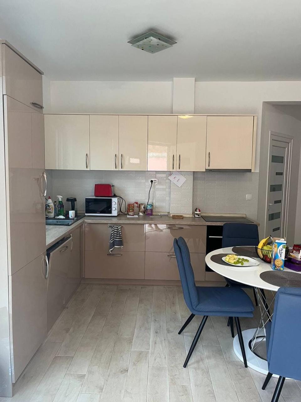 Dining area, dishwasher, oven, pet friendly, stove