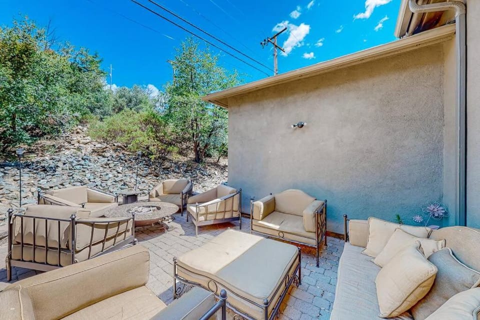 Elegant Cabin Among the Pines-Views, Near Downtown Cabin in Prescott