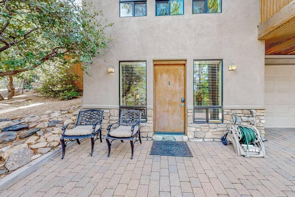 Elegant Cabin Among the Pines-Views, Near Downtown Cabin in Prescott