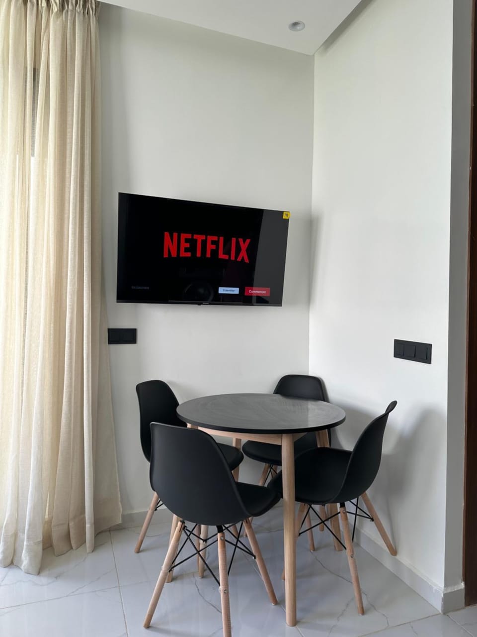 TV and multimedia, Living room, Seating area, Dining area