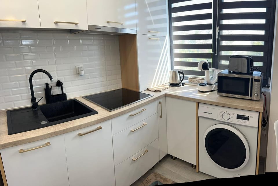 Coffee/tea facilities, oven, stove, toaster, washing machine