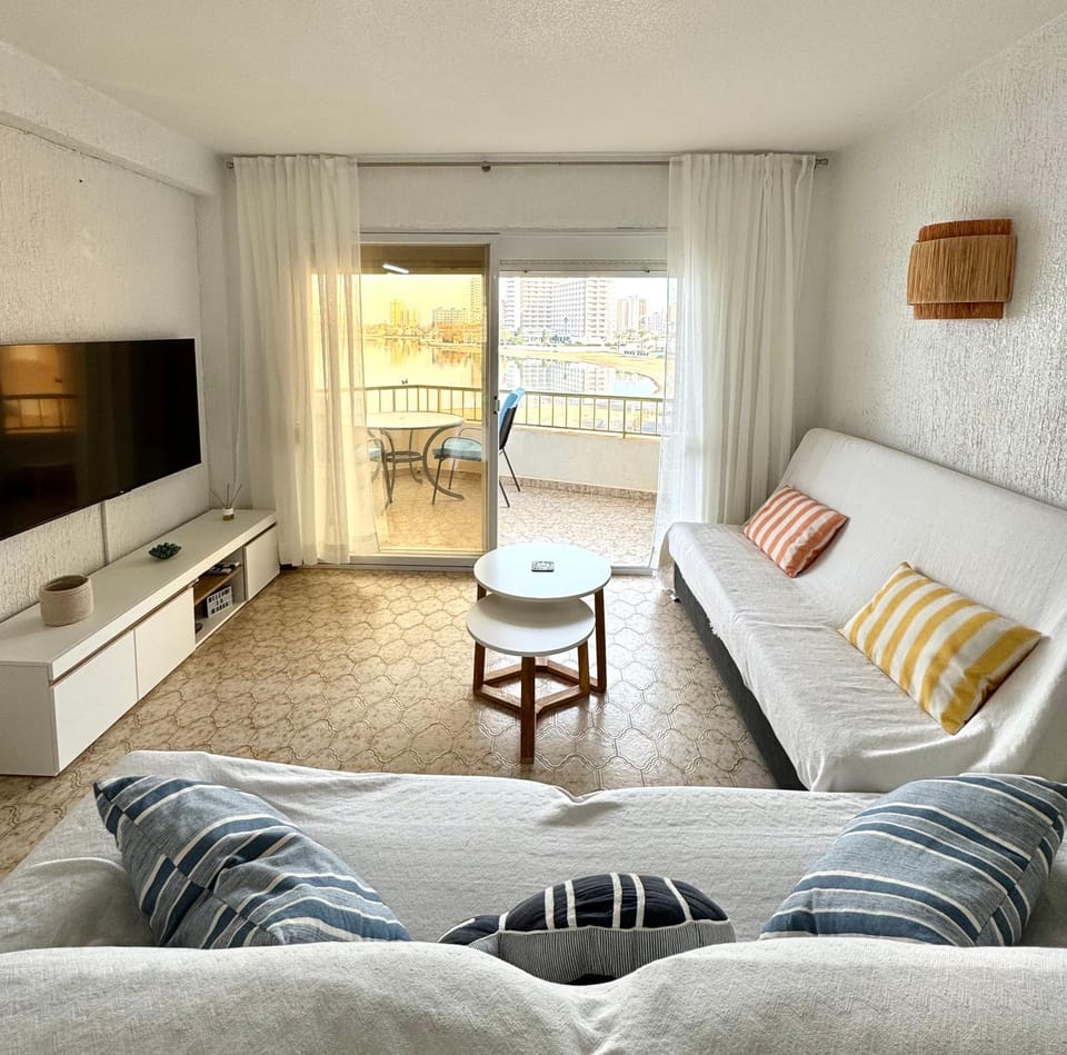 Bed, TV and multimedia, Balcony/Terrace, Living room, Photo of the whole room, Seating area, Dining area, Sea view, internet
