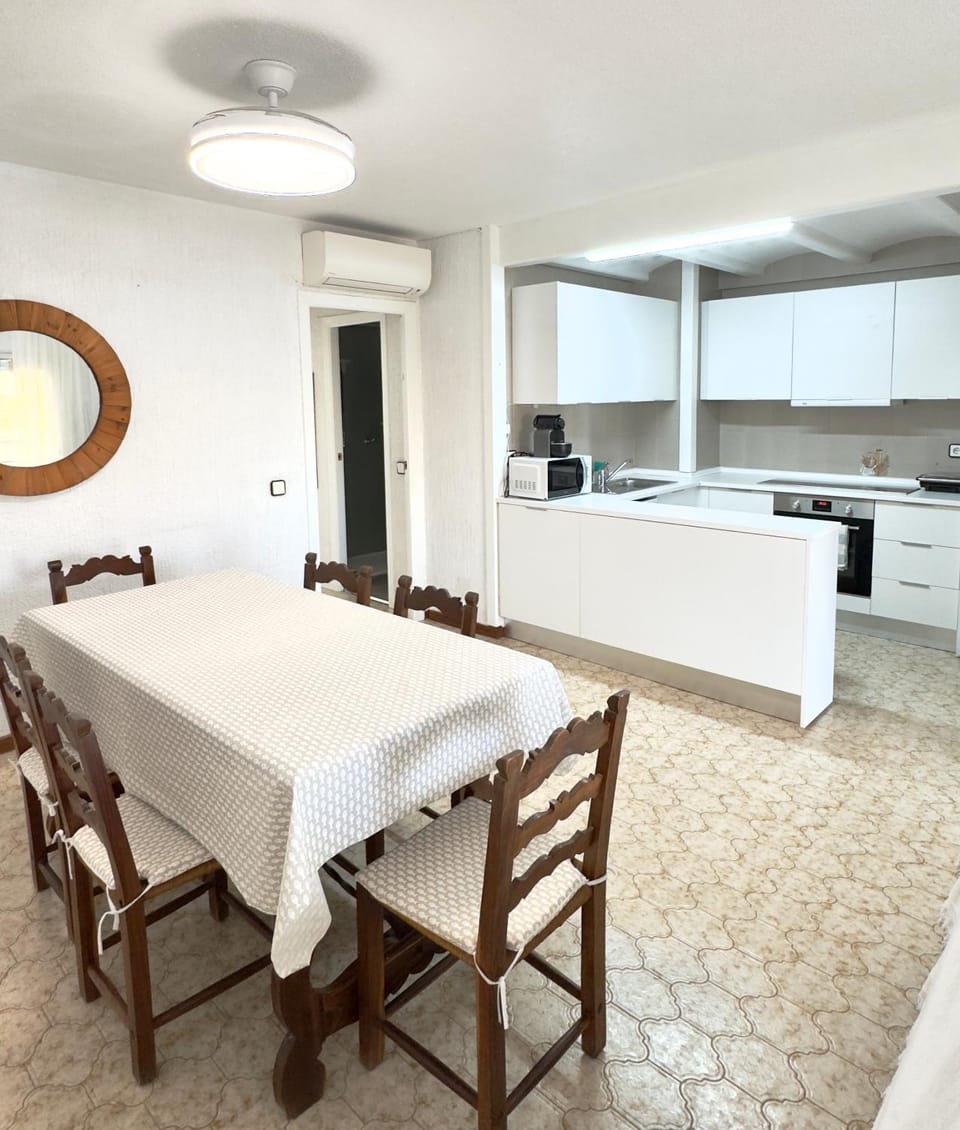 Coffee/tea facilities, Kitchen or kitchenette, Decorative detail, Seating area, Dining area, dishwasher, heating, microwave, oven, stove, toaster, kitchen, air conditioner
