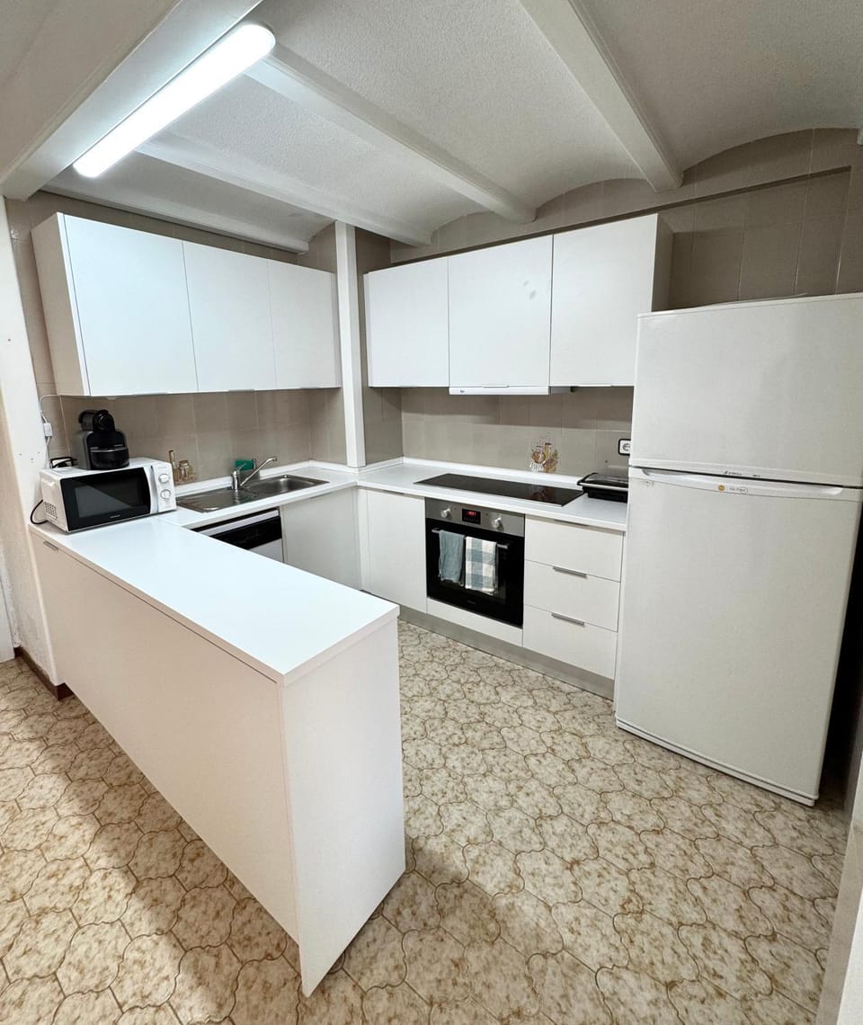 Coffee/tea facilities, Kitchen or kitchenette, Dining area, dishwasher, microwave, oven, stove, toaster, kitchen