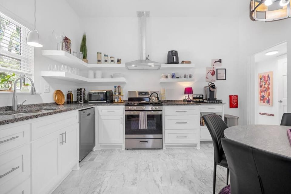 Kitchen or kitchenette, Dining area, dishwasher, oven, pet friendly, stove, toaster, kitchen