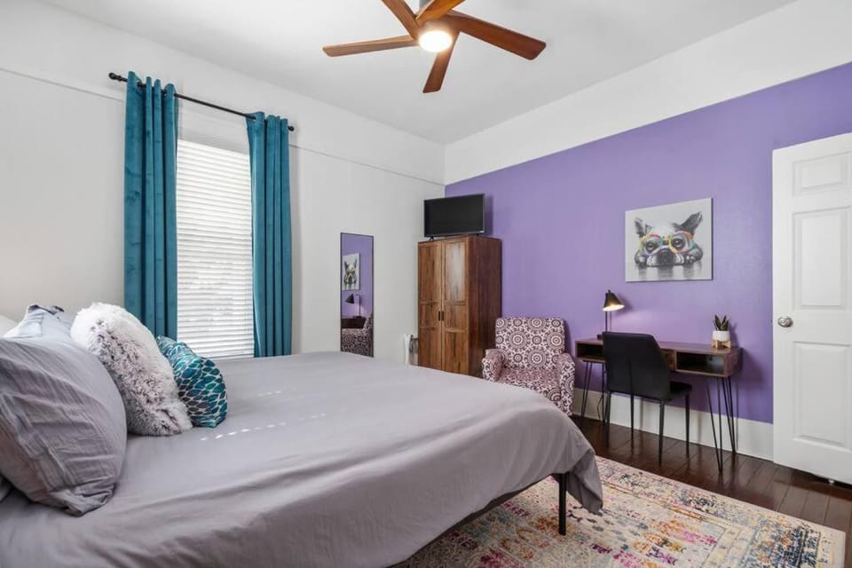 Bed, TV and multimedia, Photo of the whole room, Bedroom