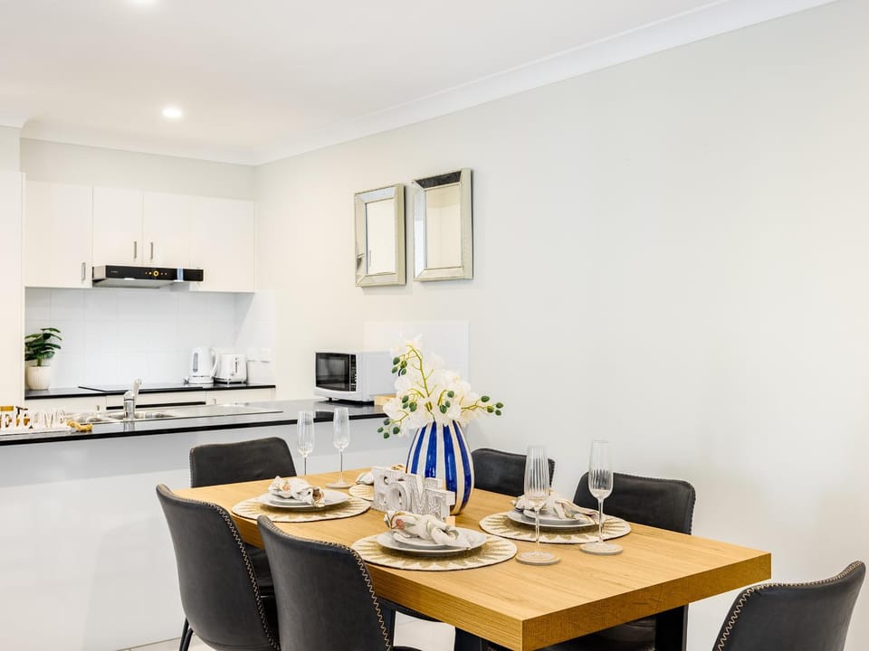 3 Mins to mall NEW Cozy 3 bed Home Easy access House in Brisbane