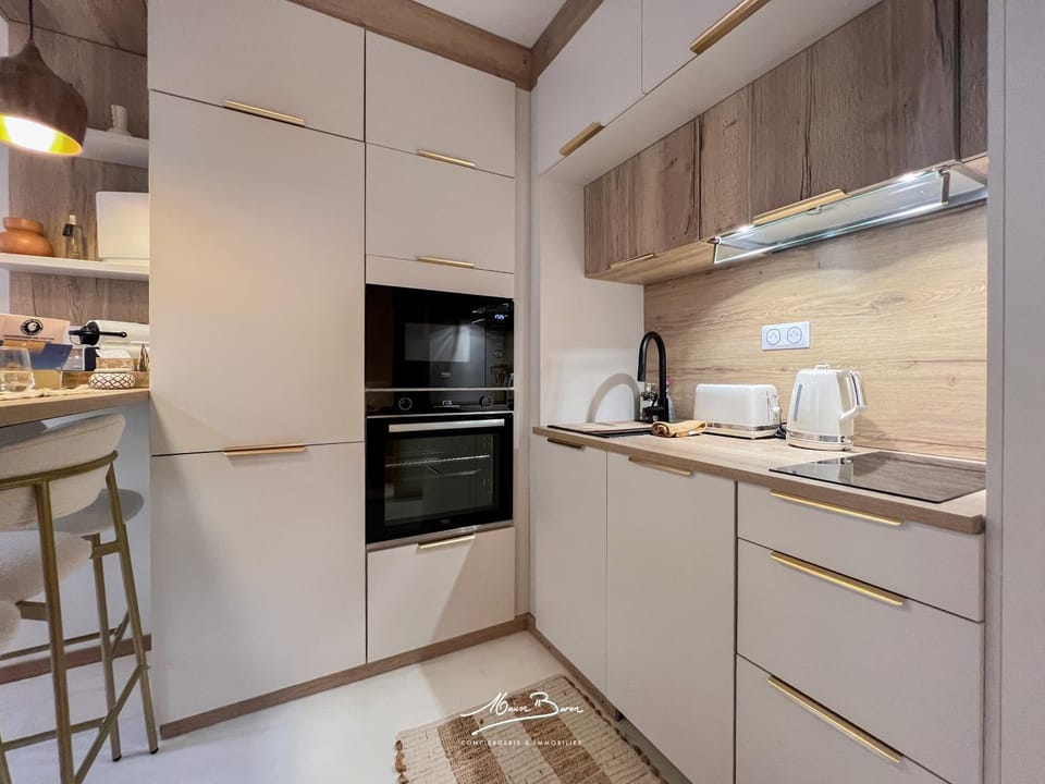 Coffee/tea facilities, Kitchen or kitchenette, Dining area, dishwasher, oven, stove, toaster