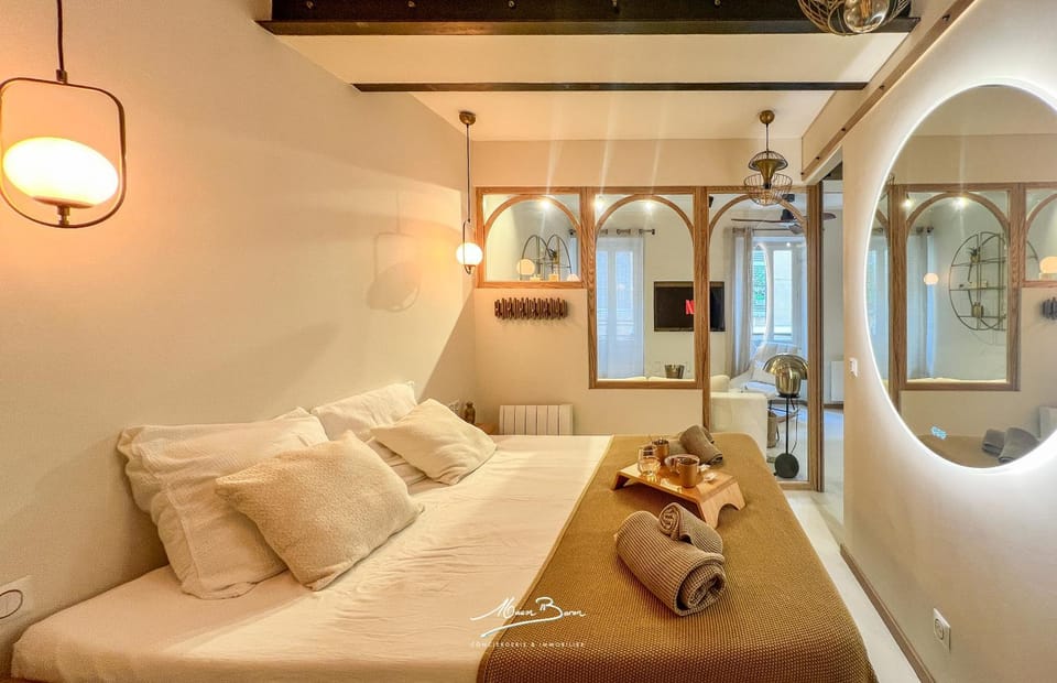 Bed, Photo of the whole room, Bedroom, towels