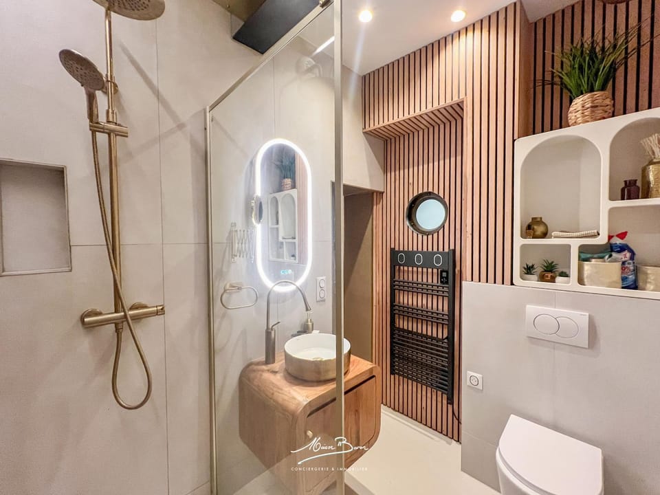 Shower, Toilet, Bathroom, towels