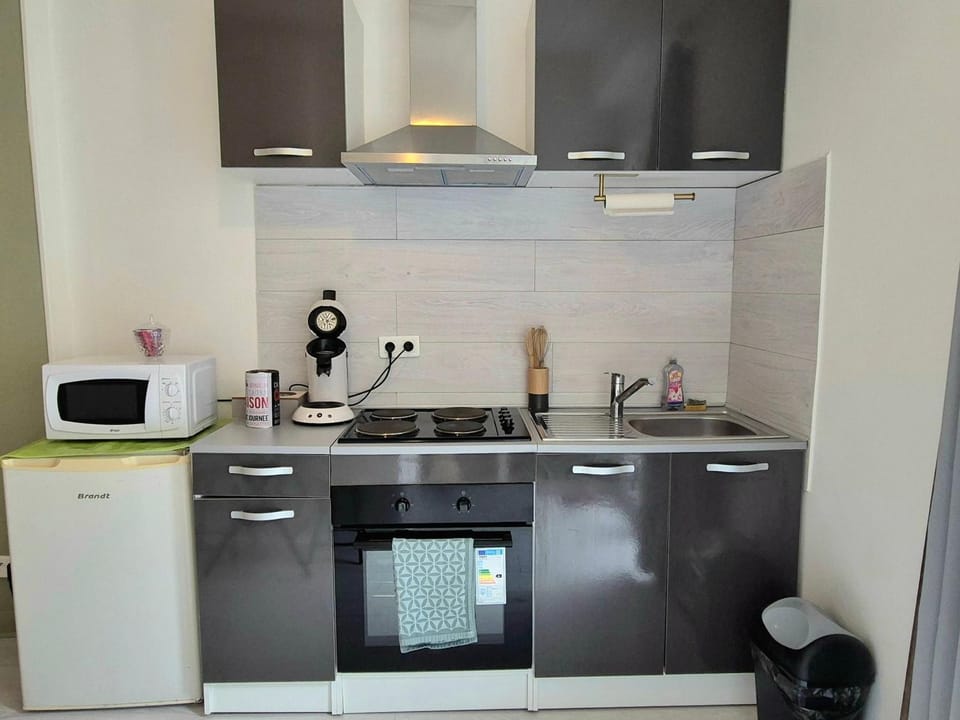 Kitchen or kitchenette, oven