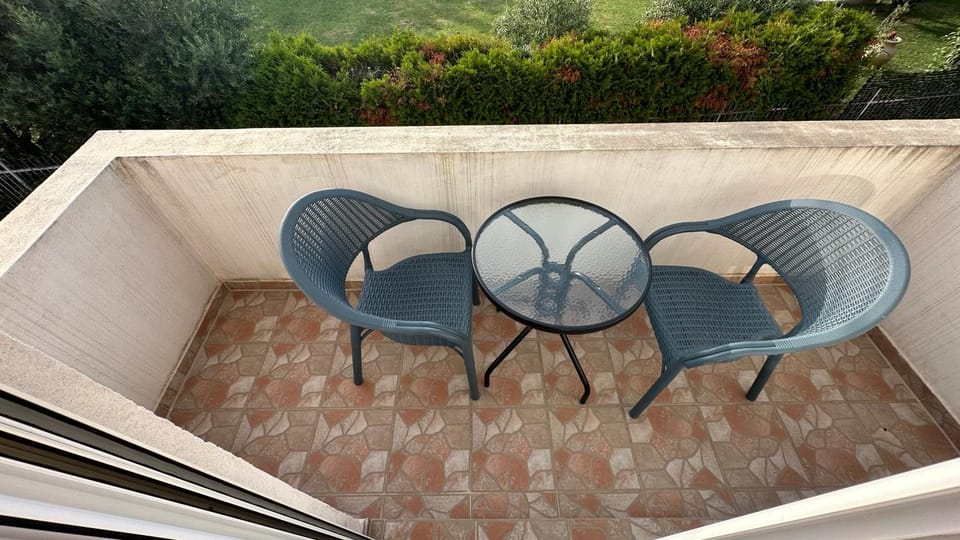 Day, Seating area