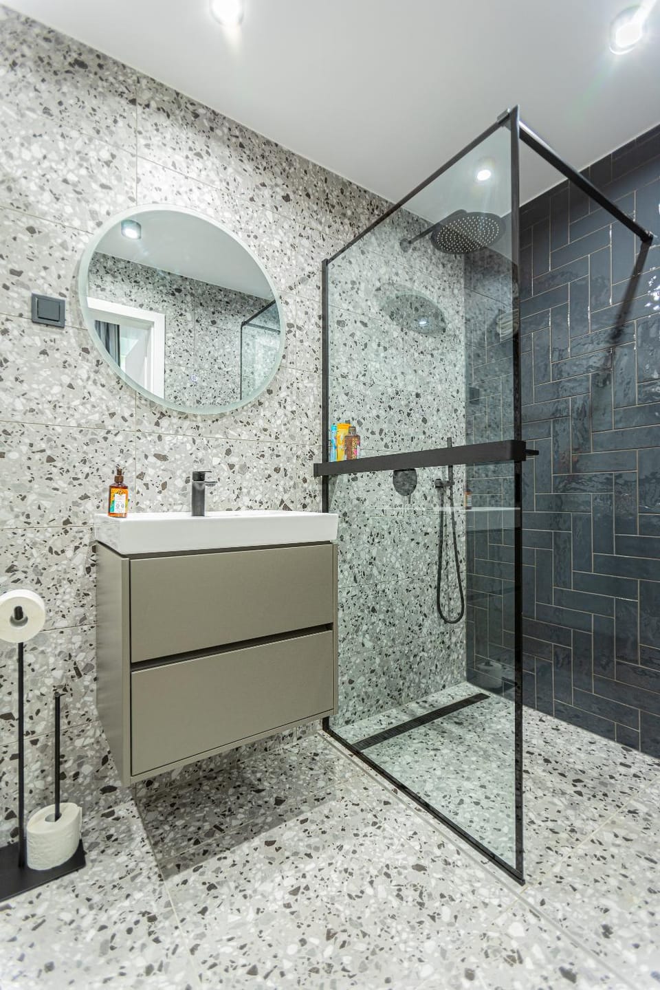 Shower, Toilet, Bathroom, towels