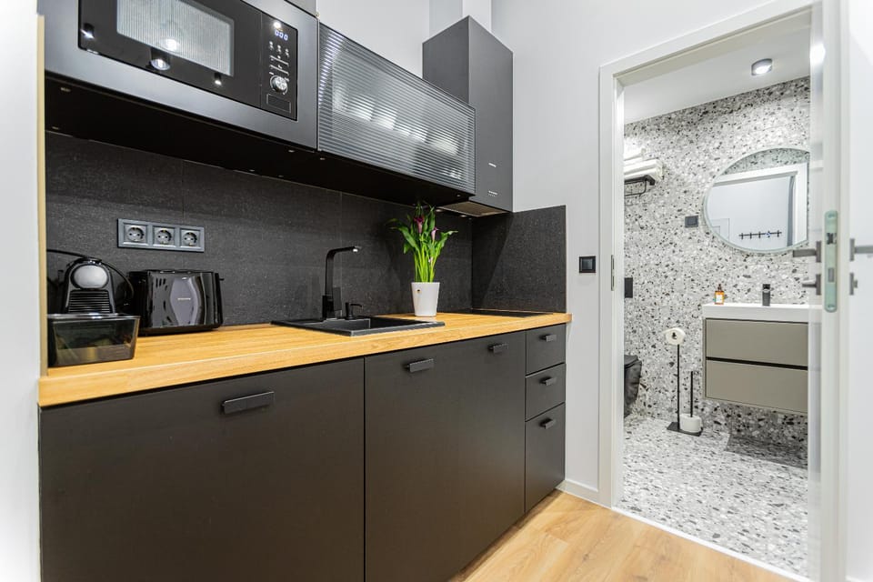 Bathroom, Coffee/tea facilities, Kitchen or kitchenette, microwave, stove, toaster