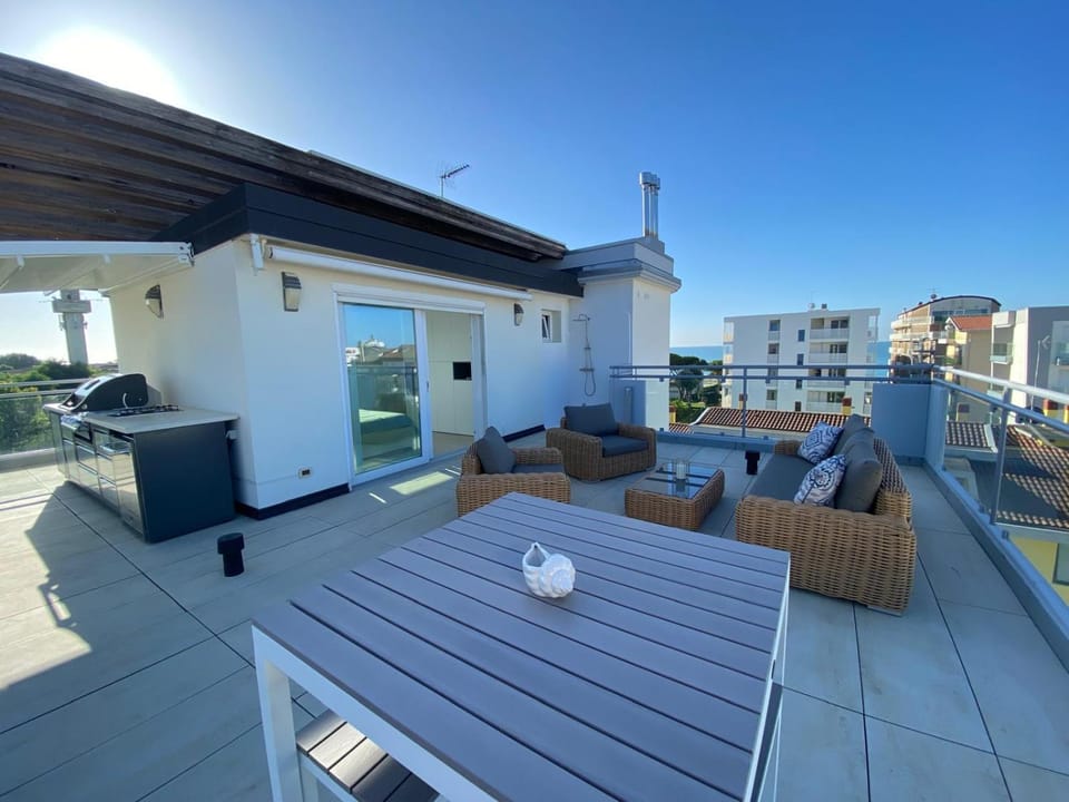 View (from property/room), Balcony/Terrace, City view