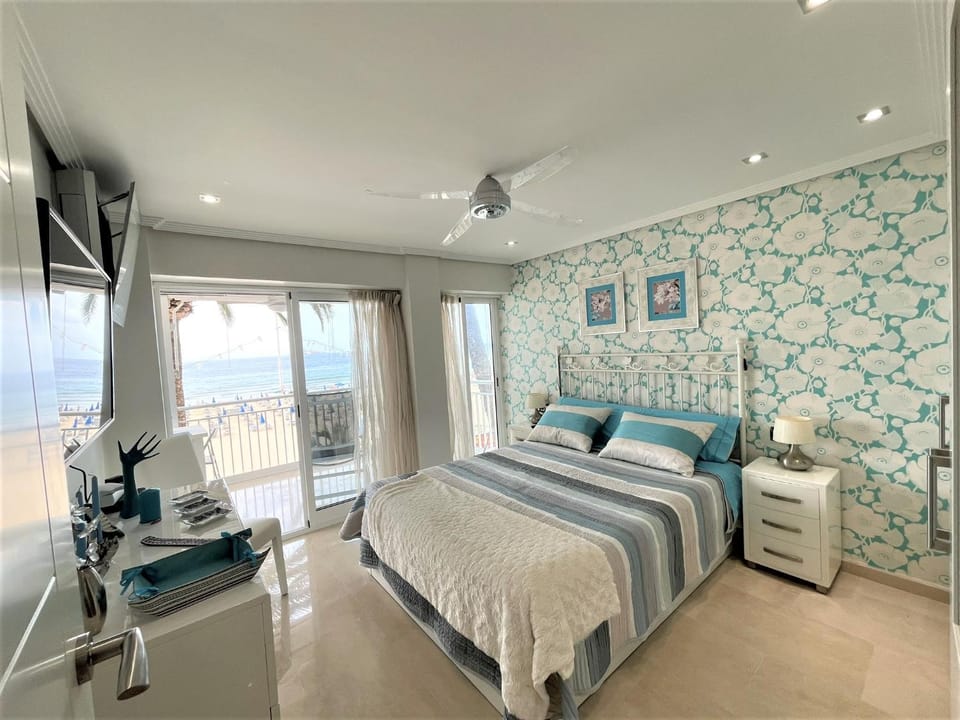 Bed, TV and multimedia, Photo of the whole room, Bedroom, Sea view, air conditioner