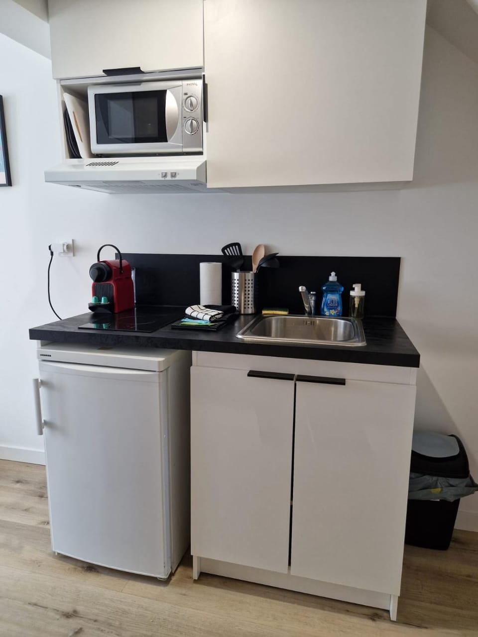 Coffee/tea facilities, Kitchen or kitchenette, microwave, stove, toaster, air conditioner