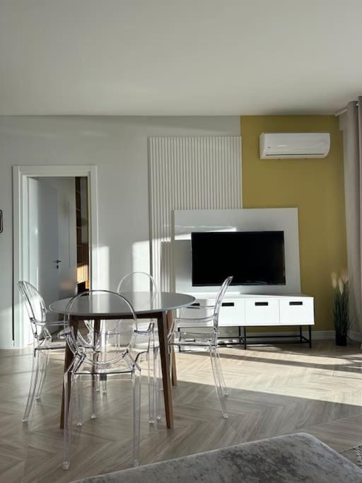 TV and multimedia, Living room, air conditioner