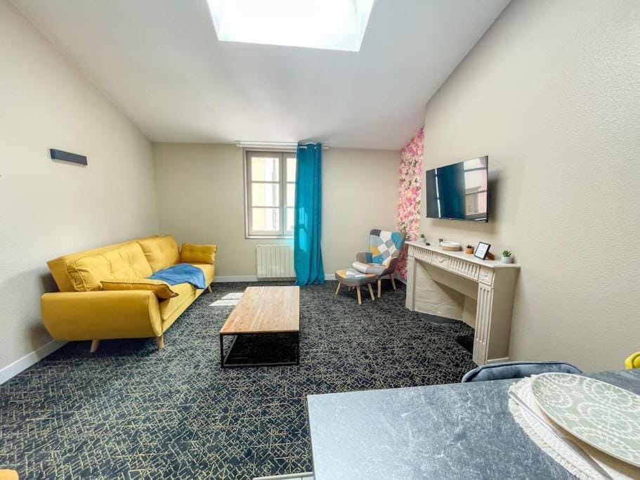 Communal lounge/ TV room, TV and multimedia, Living room, Seating area, Dining area