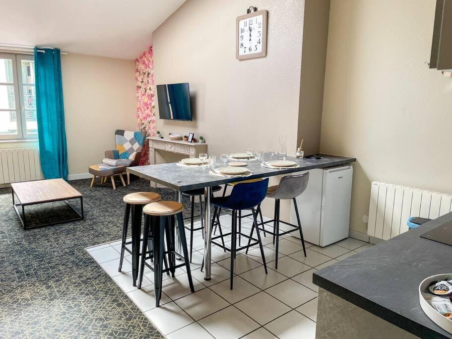 TV and multimedia, Kitchen or kitchenette, Living room, Seating area, Dining area