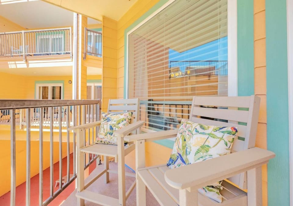 Seating area, Pool view
