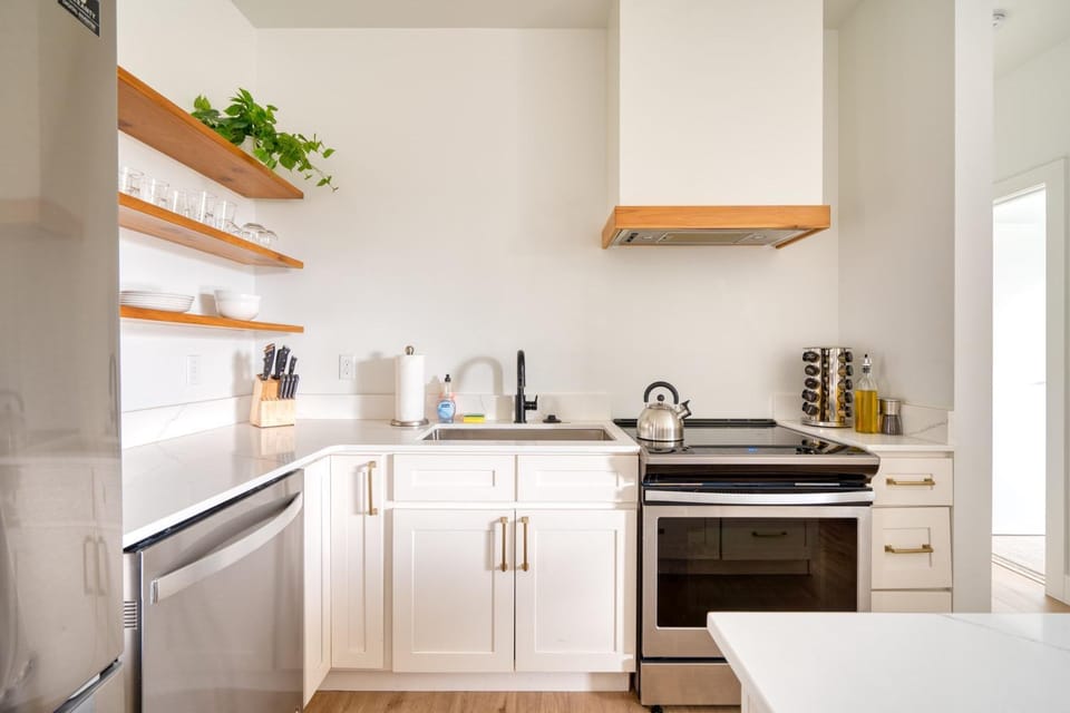 Stay Portland - Exclusive Entire Floor & Instaworthy Local Art Apartment in Portland