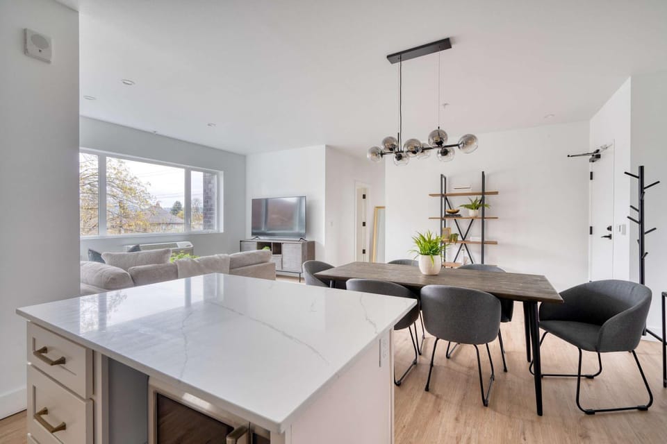 Stay Portland - Exclusive Entire Floor & Instaworthy Local Art Apartment in Portland