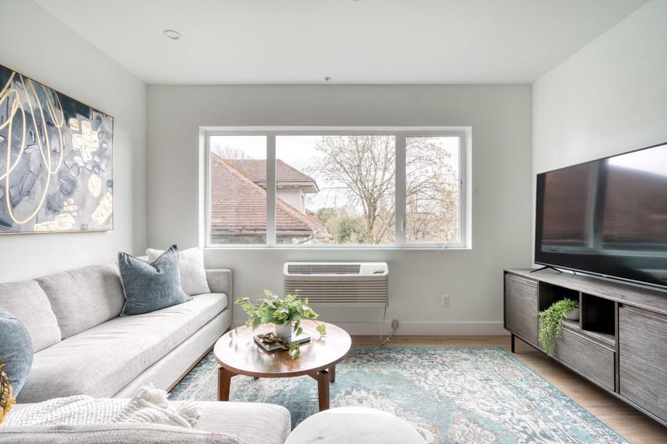 Stay Portland - Exclusive Entire Floor & Instaworthy Local Art Apartment in Portland