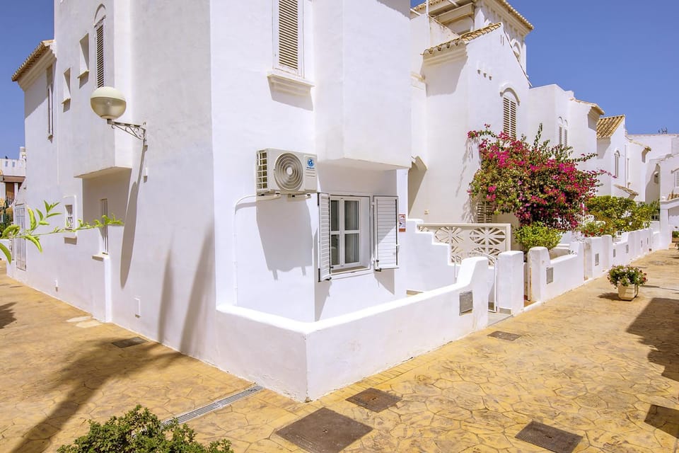 Vera Playa Fantástico Bajo Jardín Piscina Wifi AC Vacation rental in Andalusia