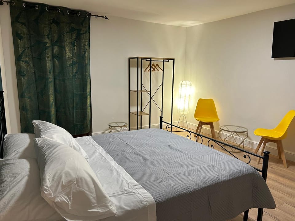 Photo of the whole room, Bedroom