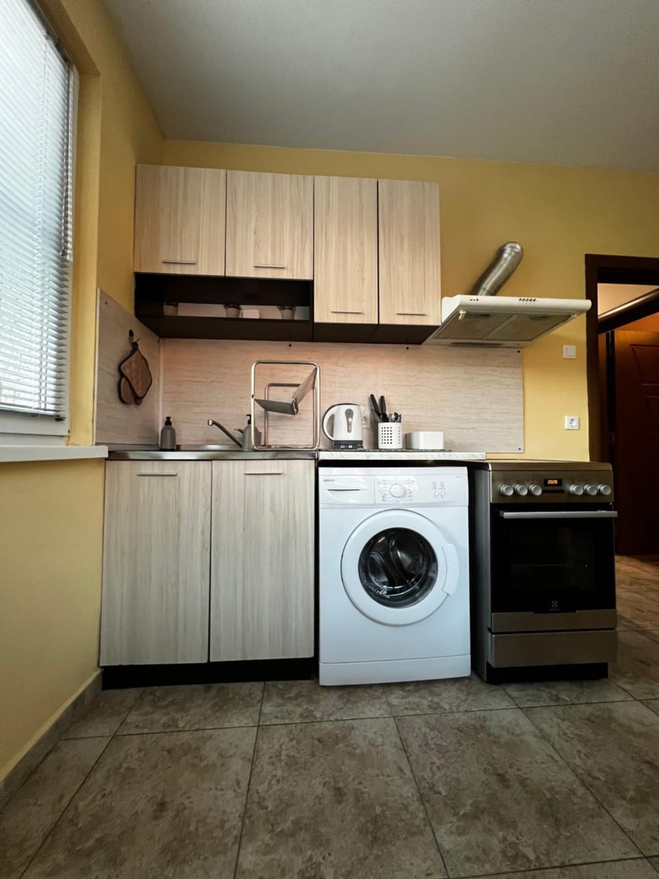 Kitchen or kitchenette, oven, stove, washing machine
