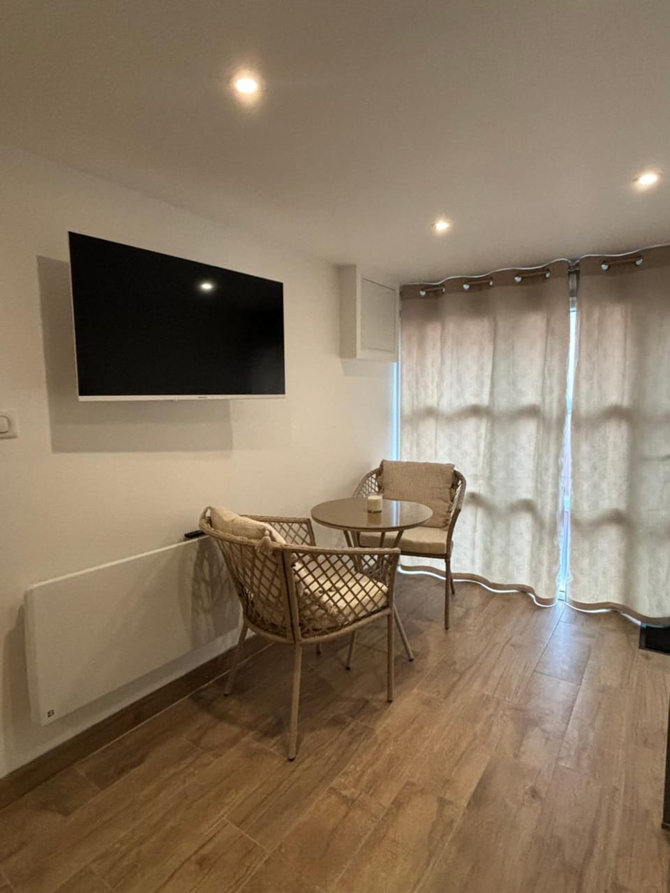 TV and multimedia, Seating area, Dining area