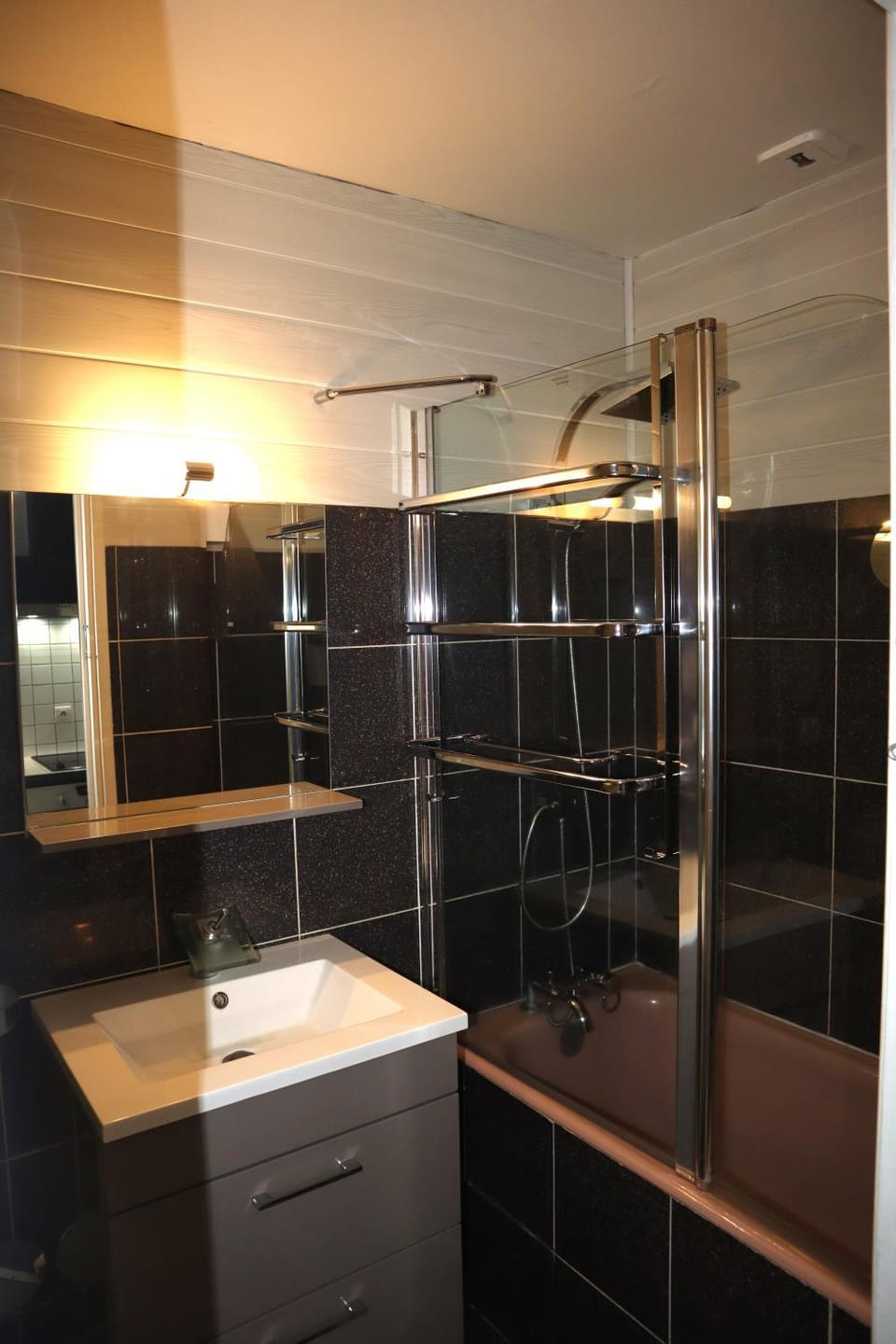 Shower, Toilet, Bathroom, Bath, hair dryier