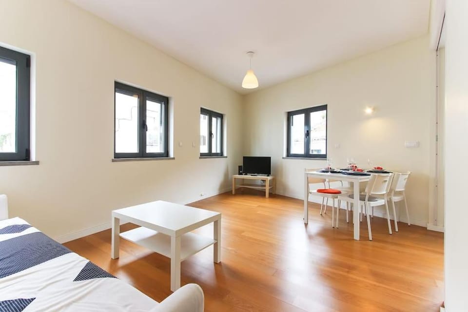 Bed, Living room, Seating area, Dining area