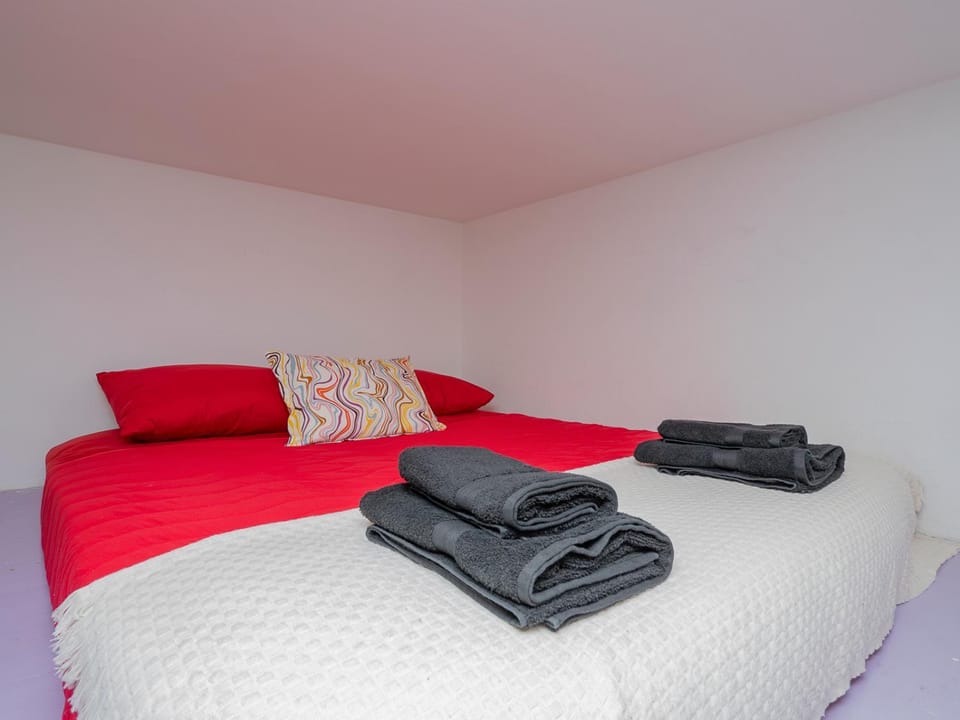 Bed, towels