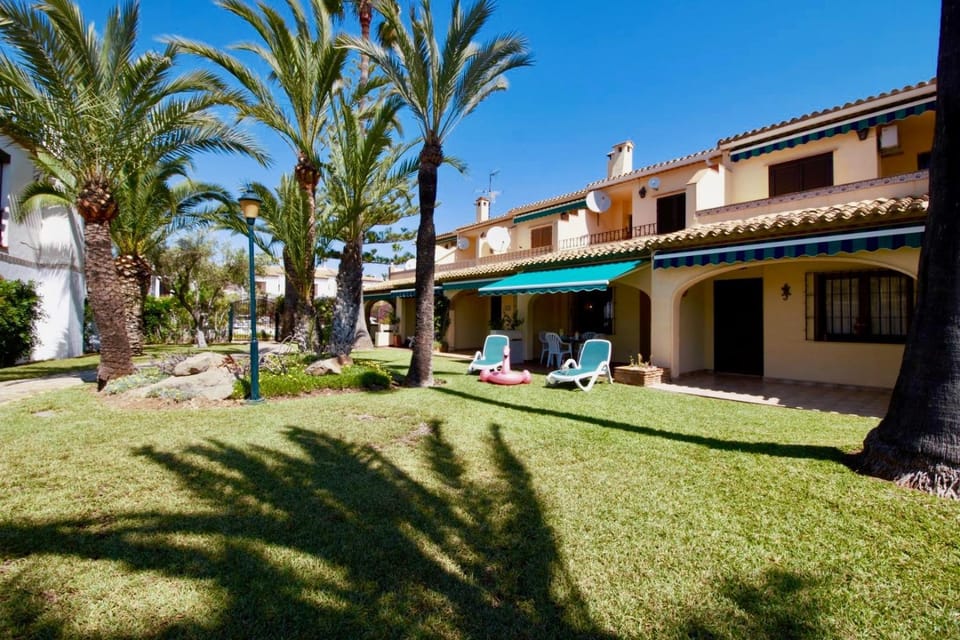 Property building, Garden, Balcony/Terrace