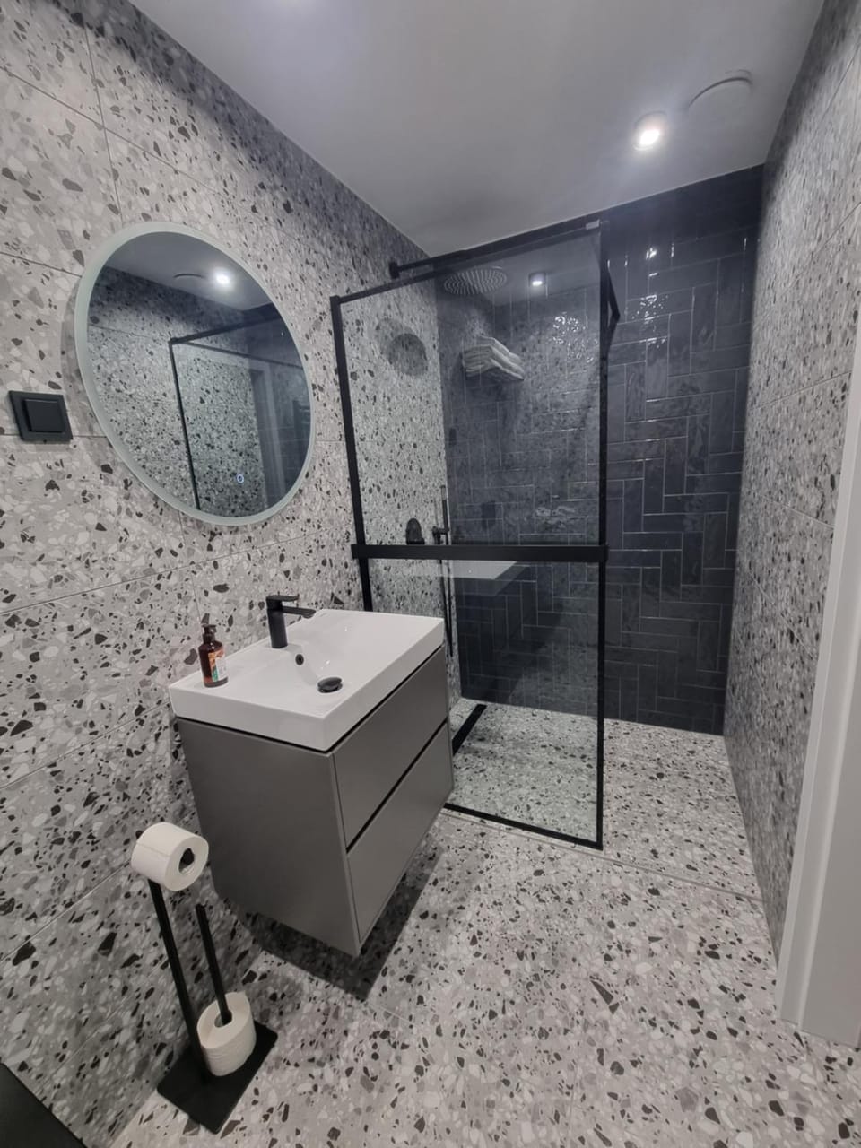 Shower, Toilet, Bathroom, towels